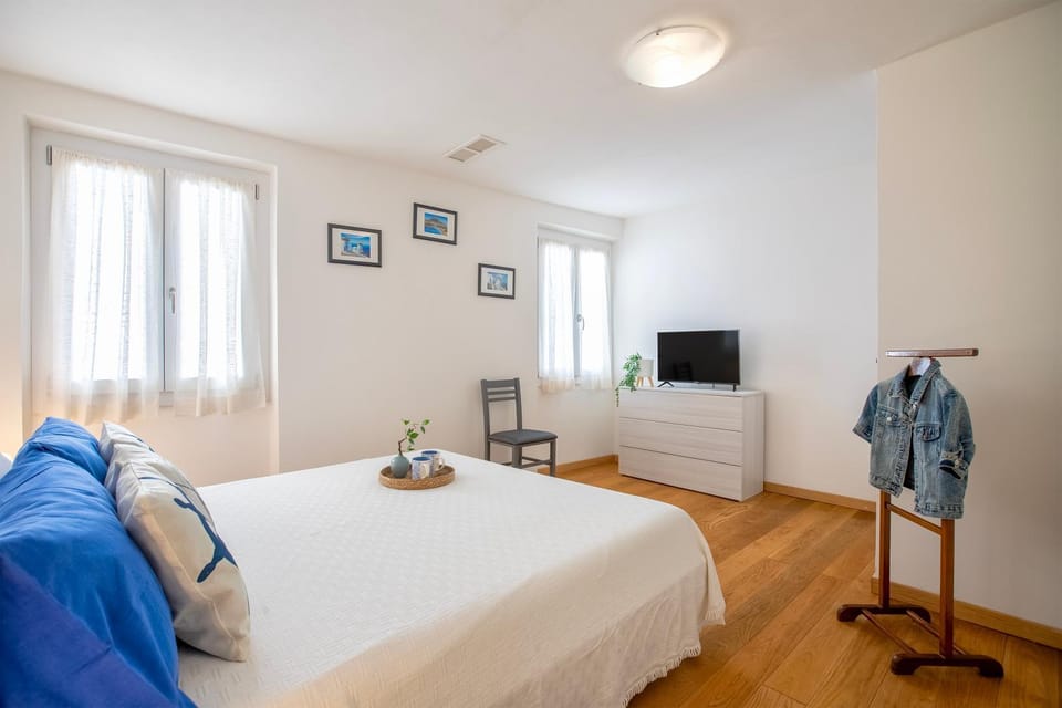 Bed, TV and multimedia, Photo of the whole room