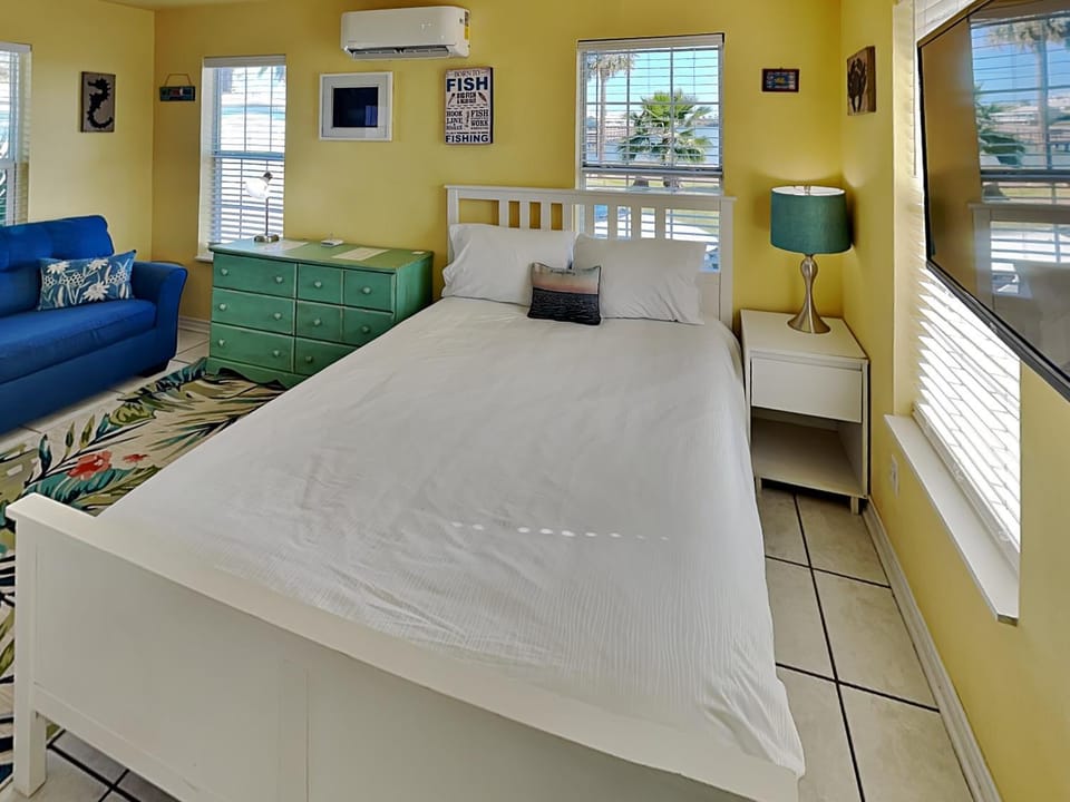 Bed, TV and multimedia, Seating area, Bedroom, furniture, air conditioner