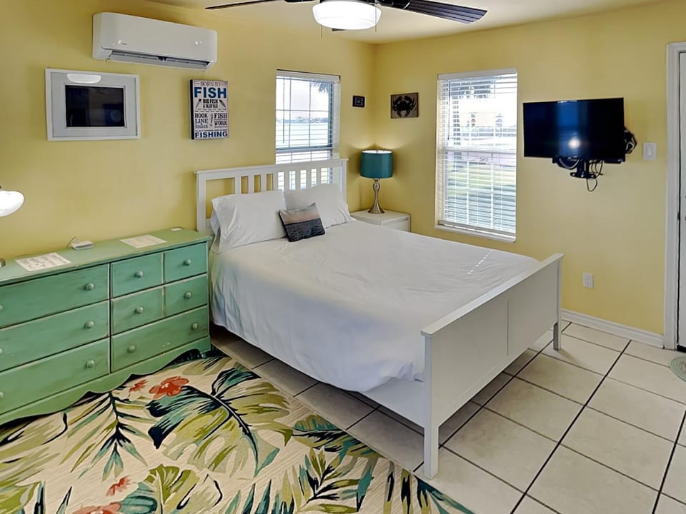 Bed, TV and multimedia, Bedroom, furniture, air conditioner