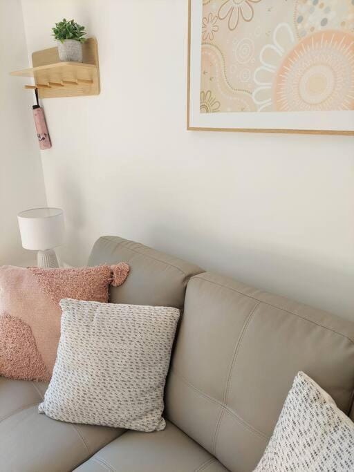 Lake and Railway Guesthouse Apartment in Victoria