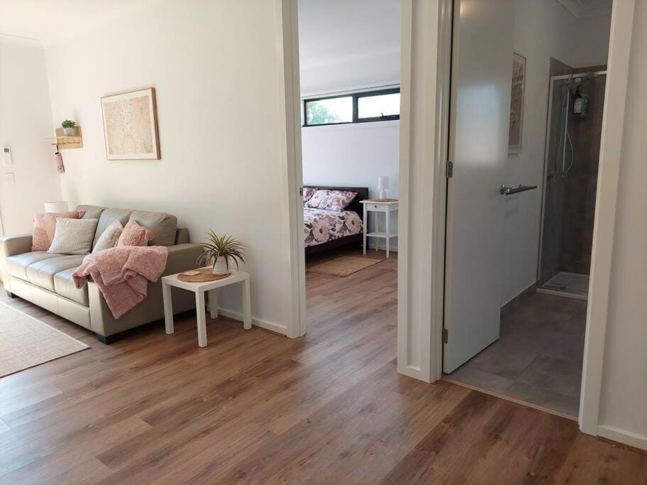 Lake and Railway Guesthouse Apartment in Victoria