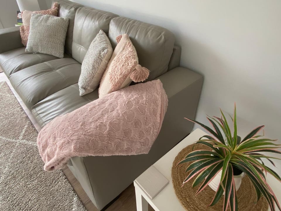 Lake and Railway Guesthouse Apartment in Victoria