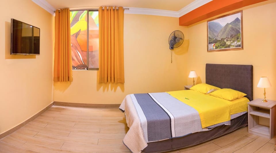 Bed, TV and multimedia, Photo of the whole room, Bedroom