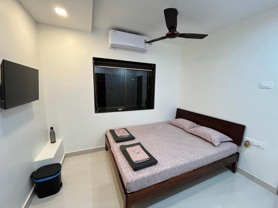 Bed, TV and multimedia, Photo of the whole room, Bedroom, air conditioner