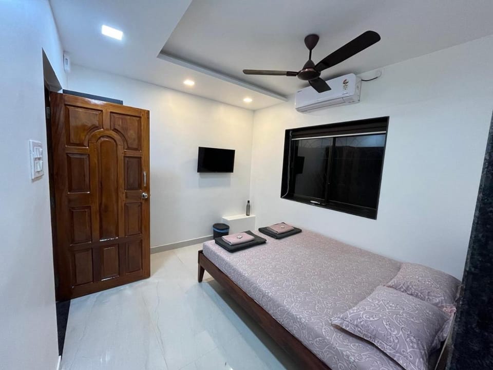 Bed, TV and multimedia, Bedroom, wardrobe, air conditioner
