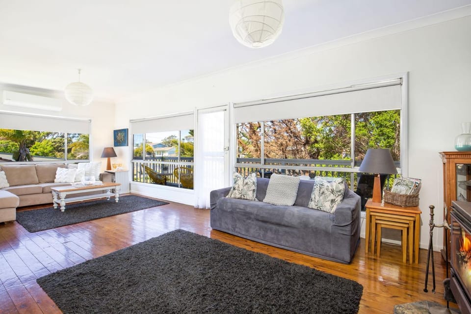 Middle Sea Pet Friendly 5 Mins Walk to Beach House in Culburra Beach