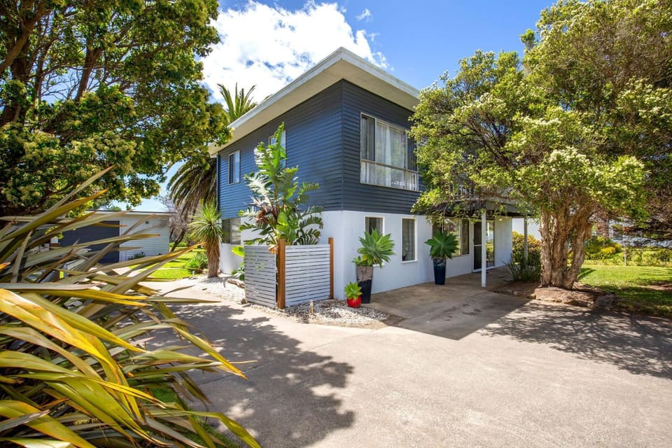 Middle Sea Pet Friendly 5 Mins Walk to Beach House in Culburra Beach