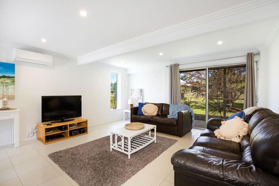 Middle Sea Pet Friendly 5 Mins Walk to Beach House in Culburra Beach