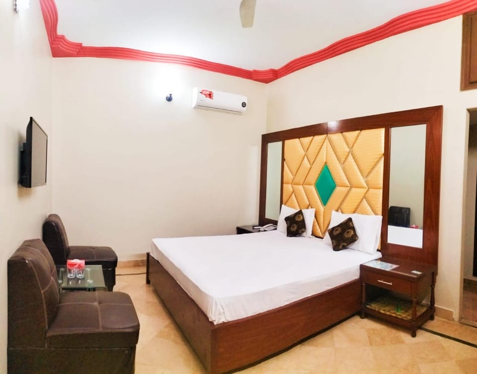 GULSHAN PALACE Near Agha Khan Hospital Expo Center Airport Hotel in Karachi