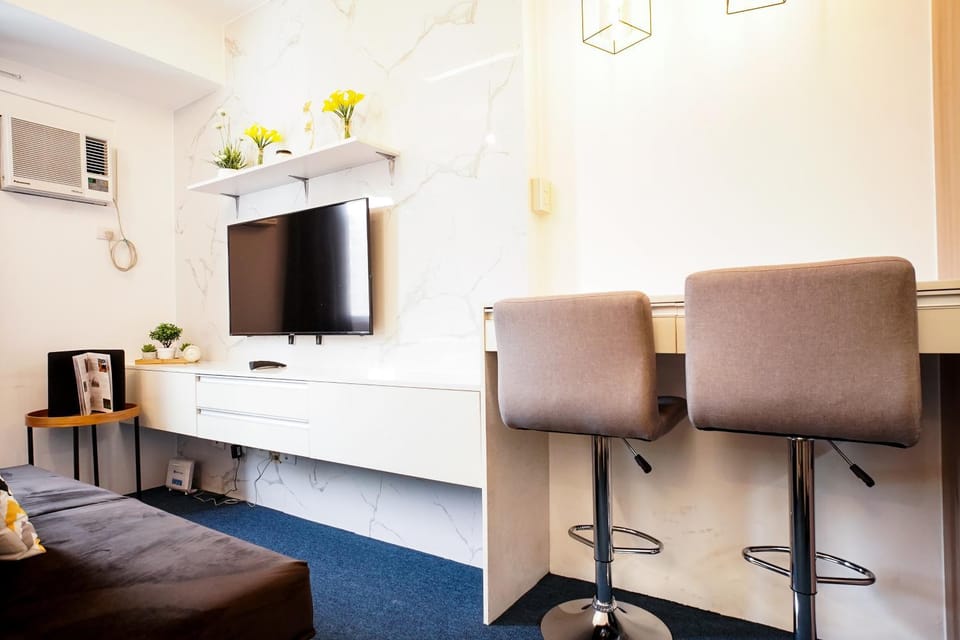 Communal lounge/ TV room, TV and multimedia, Living room, Seating area, Evening entertainment