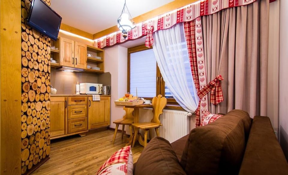 Kitchen or kitchenette, Living room, minibar, stove