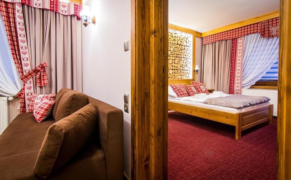 Bed, Living room, Photo of the whole room, Seating area, Bedroom