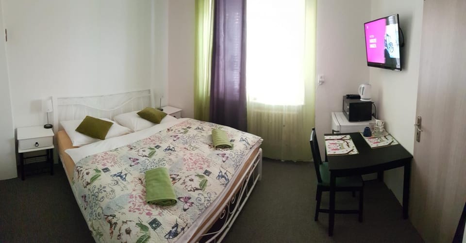 TV and multimedia, Photo of the whole room, Bedroom, hair dresser, towels