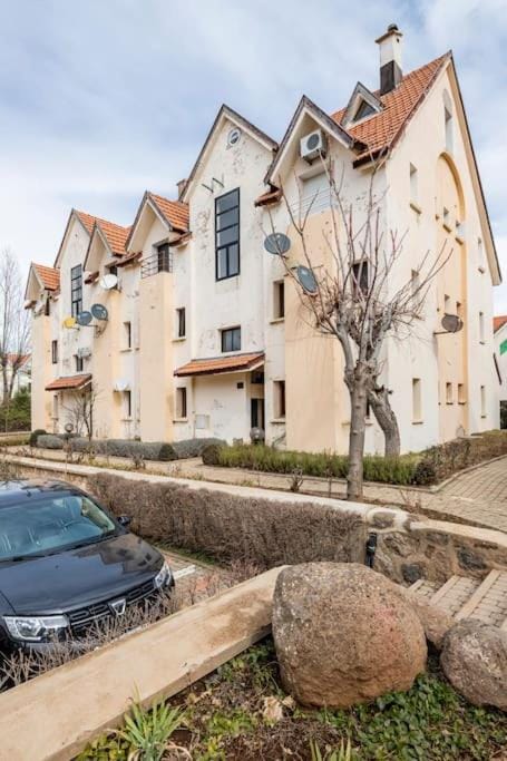شقة جميلة مع موقف سيارت مجانية في إفران Apartment in Fez-Meknès