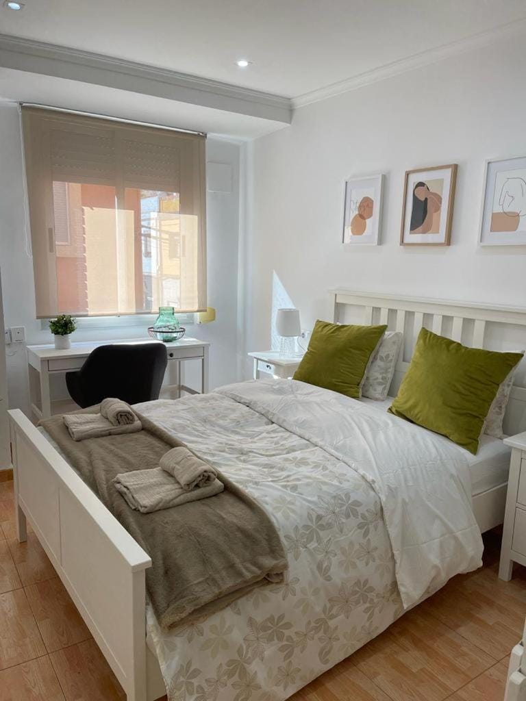 Photo of the whole room, Bedroom, towels