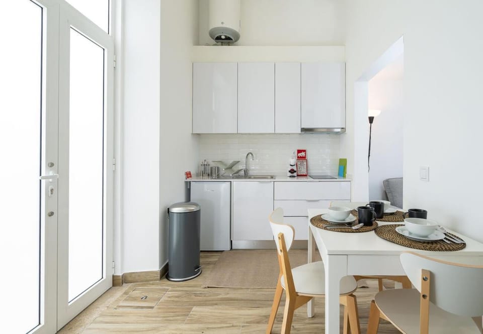 Kitchen or kitchenette, Dining area, stove