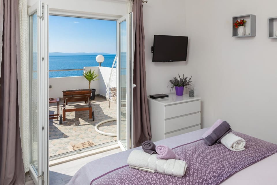 Bed, TV and multimedia, Bedroom