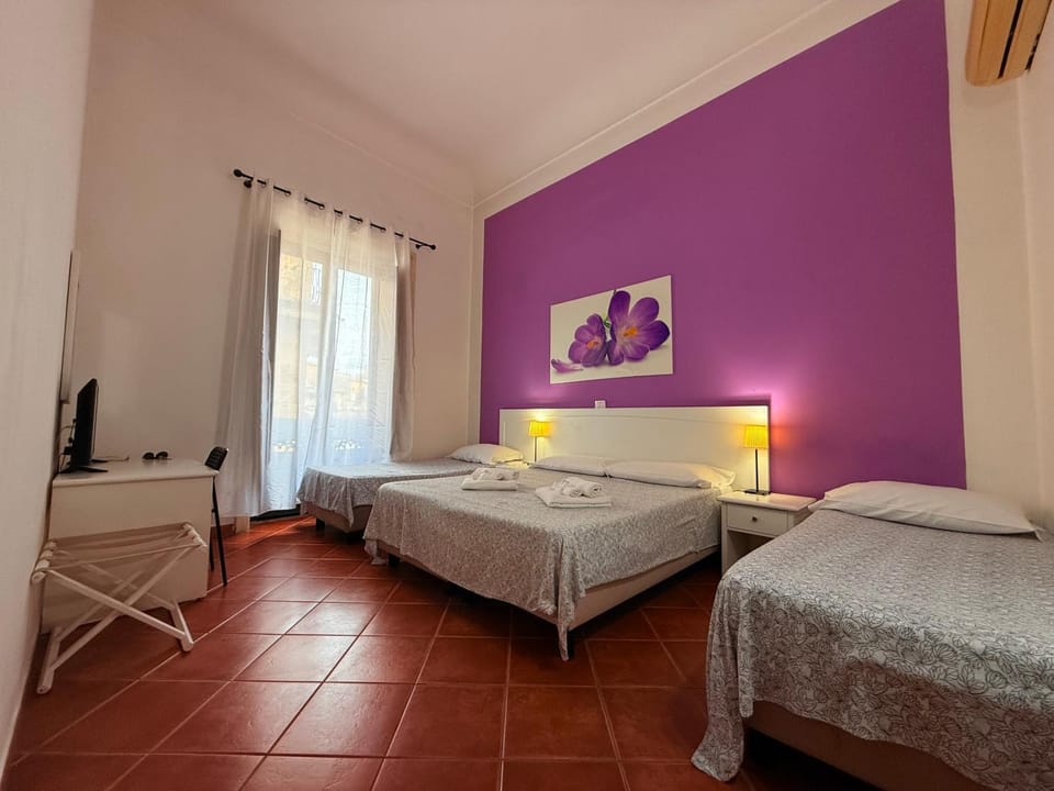 Bed, TV and multimedia, Bedroom, towels