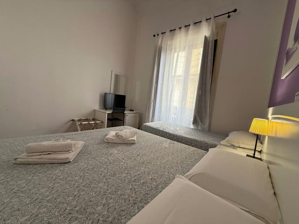 Bed, TV and multimedia, Bedroom, towels