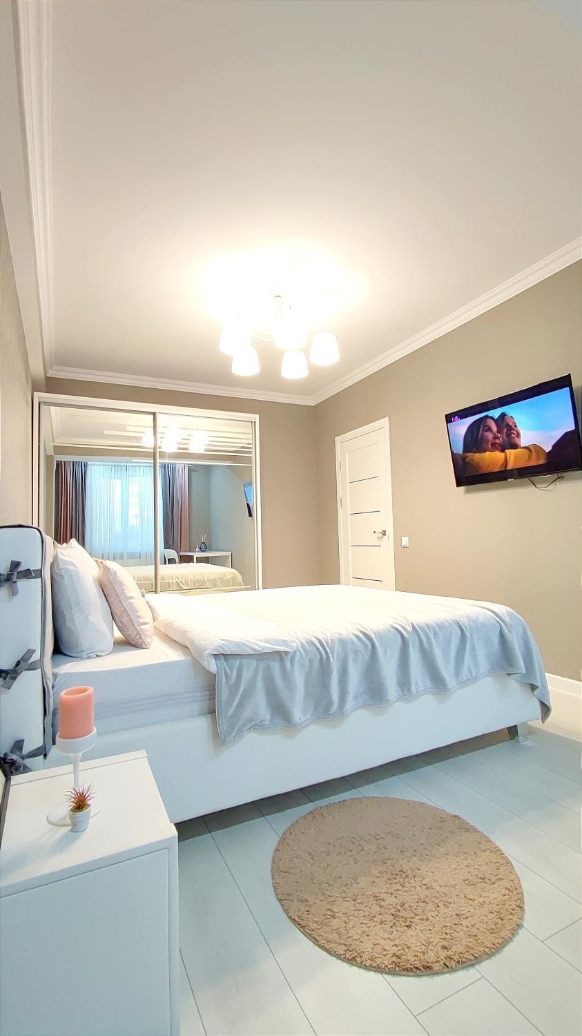 Bed, TV and multimedia, Photo of the whole room, Bedroom