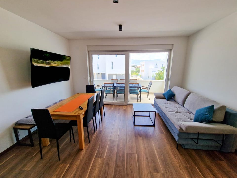 TV and multimedia, Living room, Seating area, Dining area, Evening entertainment