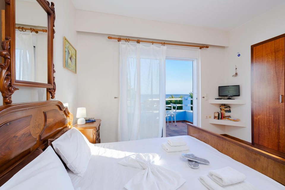 Bed, TV and multimedia, Bedroom, towels, wardrobe