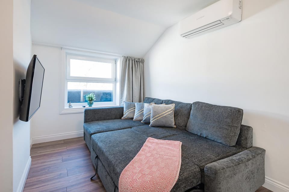 TV and multimedia, Living room, Seating area, air conditioner