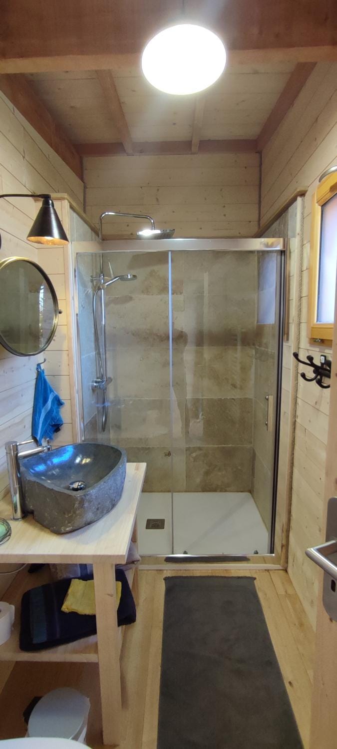 La cabane du bon chemin ,spa Bed and Breakfast in Laval