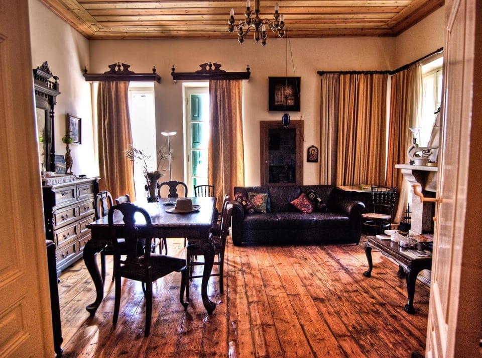 Living room, Photo of the whole room