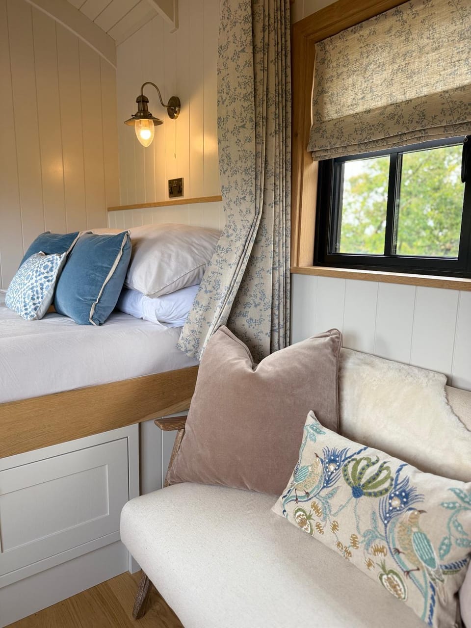 Bed, Seating area, Bedroom