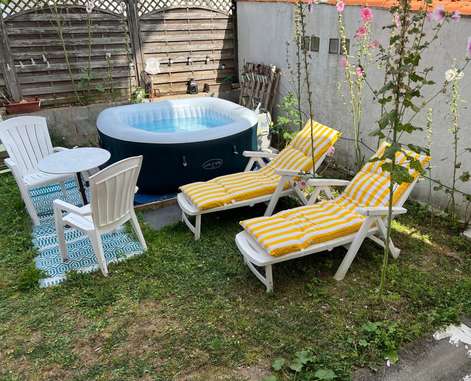 Patio, Spring, Garden, Hot Tub, Spa and wellness centre/facilities, Garden view, sunbed