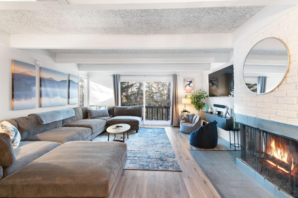 TV and multimedia, Living room, Seating area, Evening entertainment, fireplace, flat iron