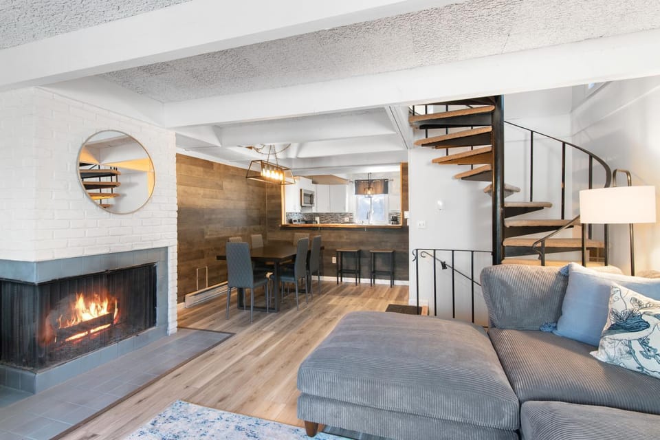 Kitchen or kitchenette, Seating area