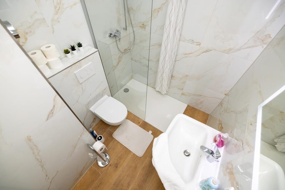 Shower, Toilet, Bathroom, Bath, towels