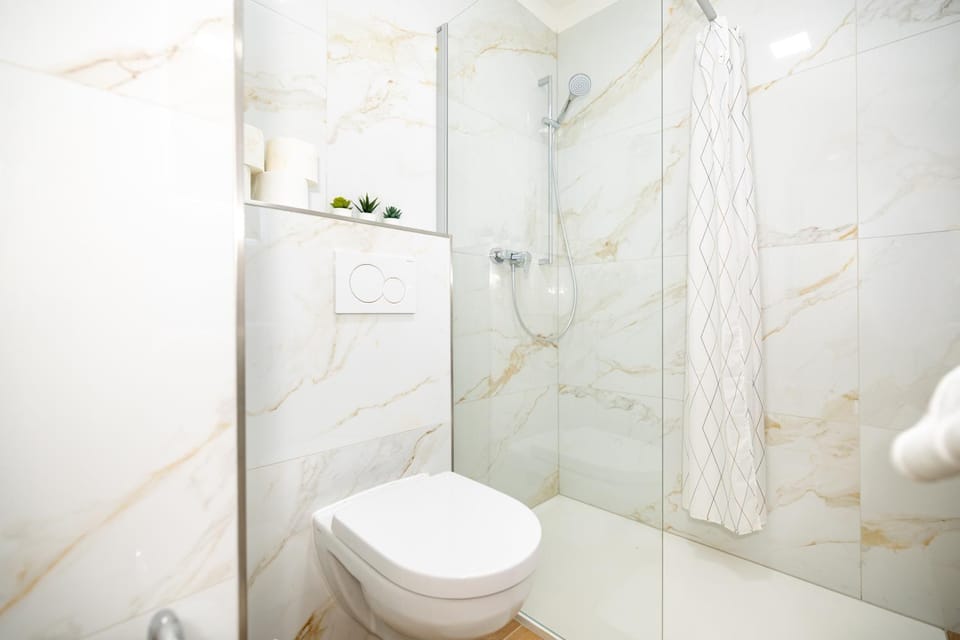 Shower, Toilet, Bathroom, towels