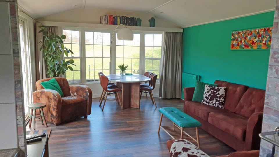 Living room, Food and drinks, Food and drinks, Dining area, Food, Food, Pets, Pets, Pets, Family, Family, Family