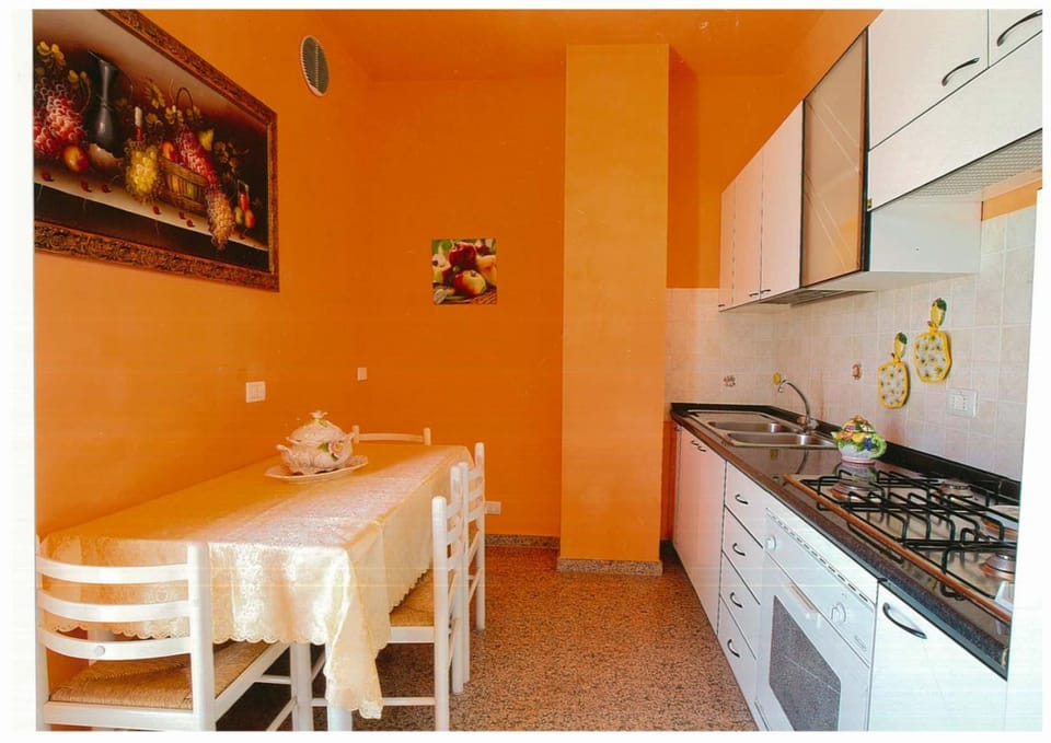 Kitchen or kitchenette, Dining area, pet friendly