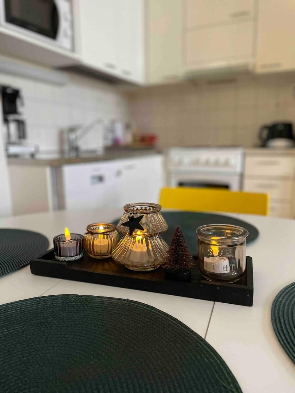 Kitchen or kitchenette, Dining area