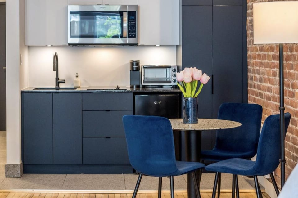 Kitchen or kitchenette, Dining area