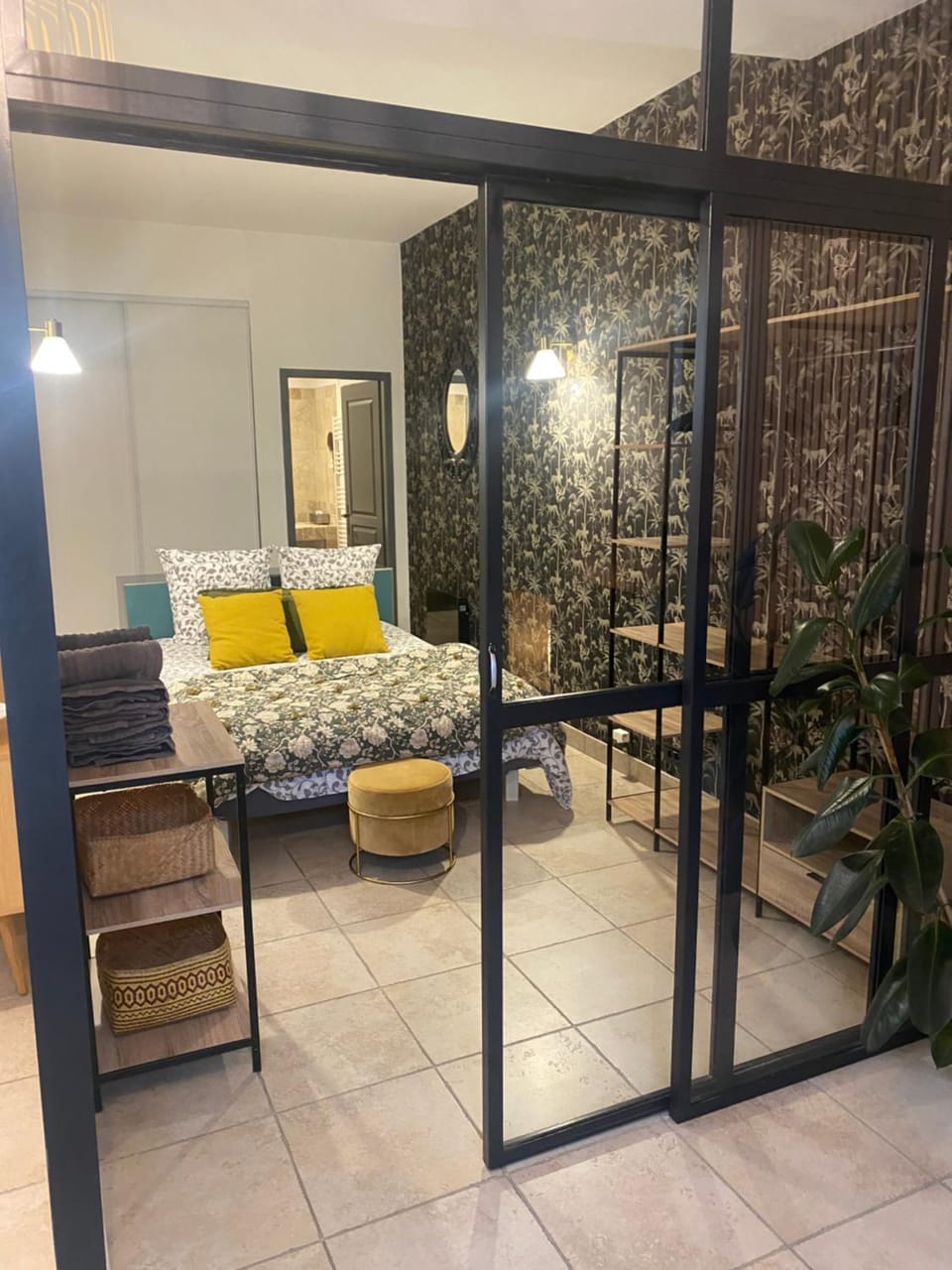 Bed, Photo of the whole room, Bedroom