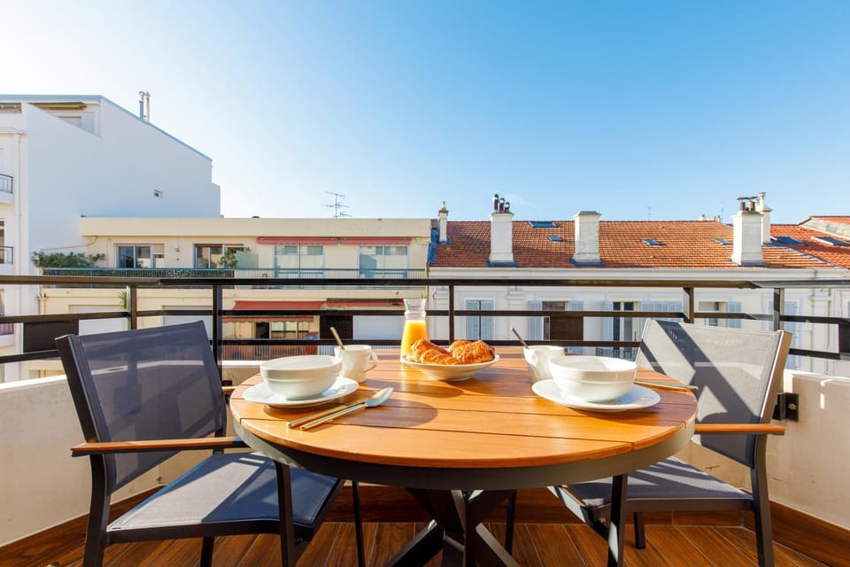 Property building, Patio, Balcony/Terrace
