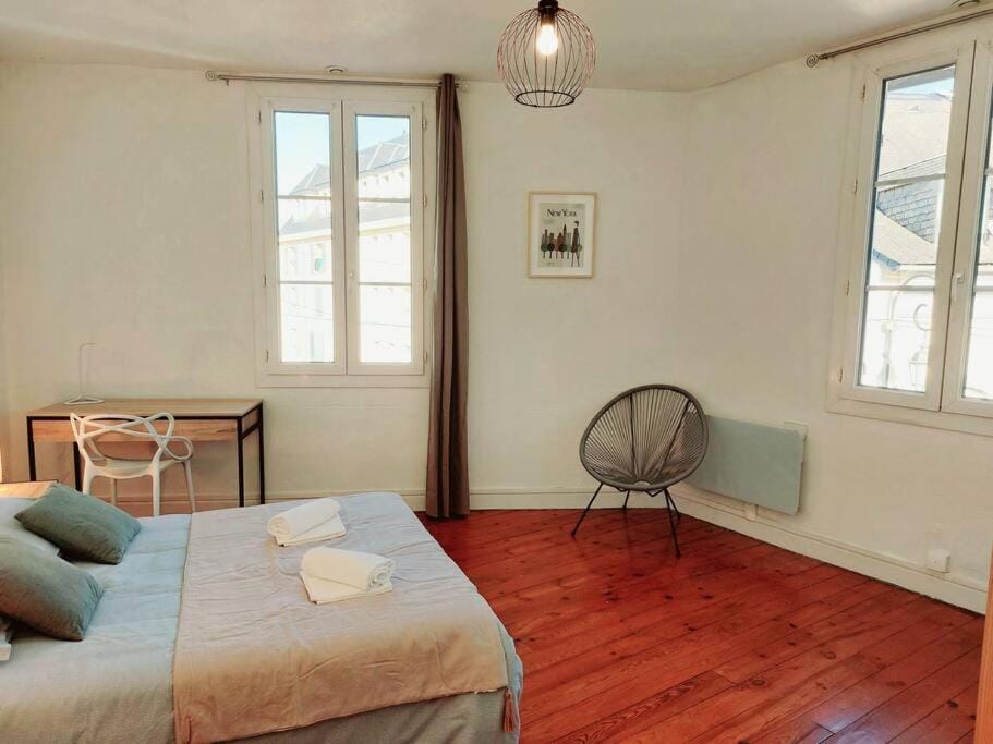 Bed, Photo of the whole room, Bedroom