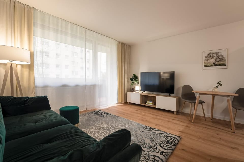 TV and multimedia, Living room, Seating area, Evening entertainment