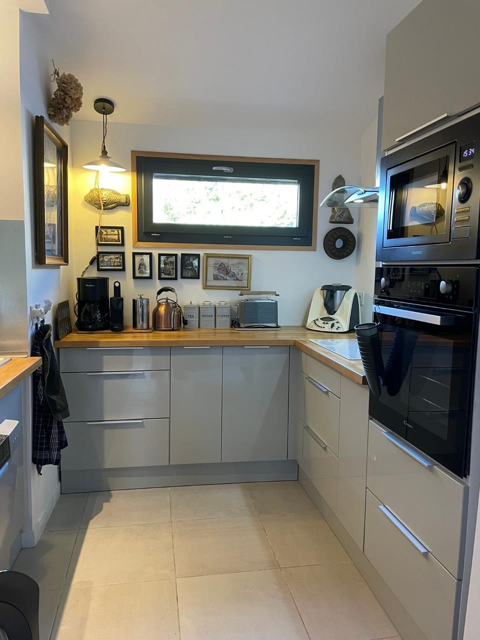 Coffee/tea facilities, Kitchen or kitchenette, oven, stove, toaster
