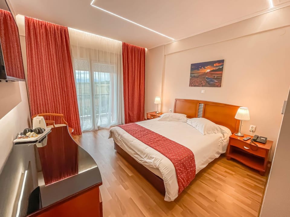 Coffee/tea facilities, Photo of the whole room, Bedroom, City view, Garden view
