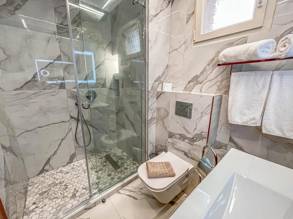 Shower, Toilet, Bathroom, Area and facilities, towels