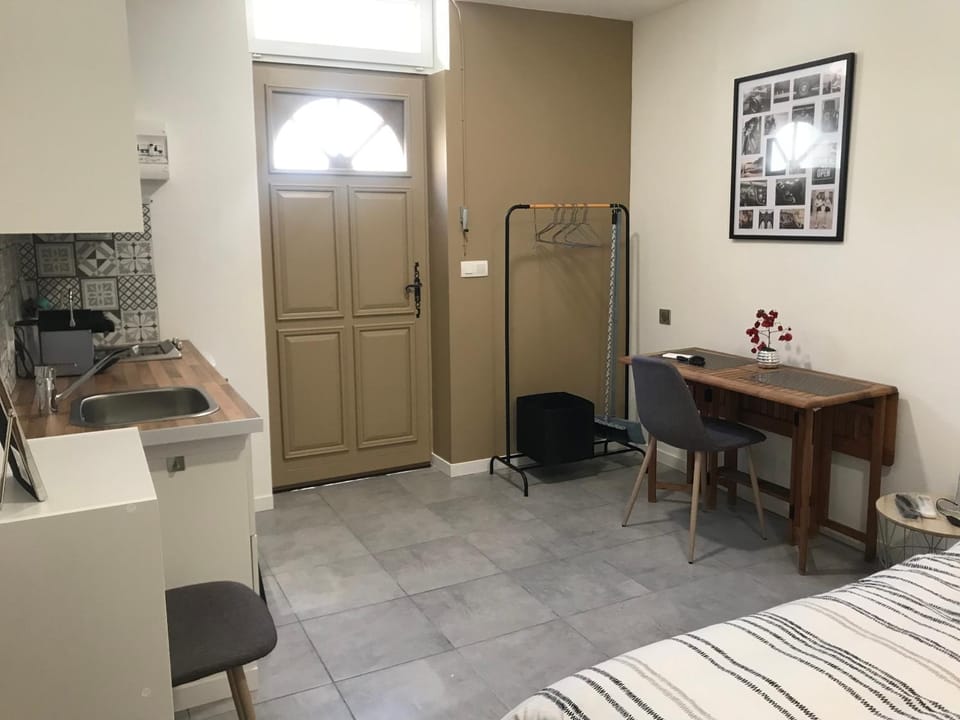 Studette de 17m2 avec parking privé gratuit Climatisation et petite cuisine Bed and Breakfast in Menton