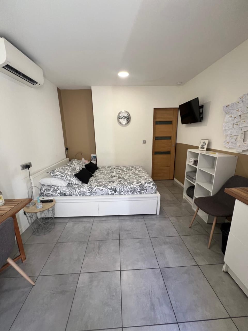 Studette de 17m2 avec parking privé gratuit Climatisation et petite cuisine Bed and Breakfast in Menton