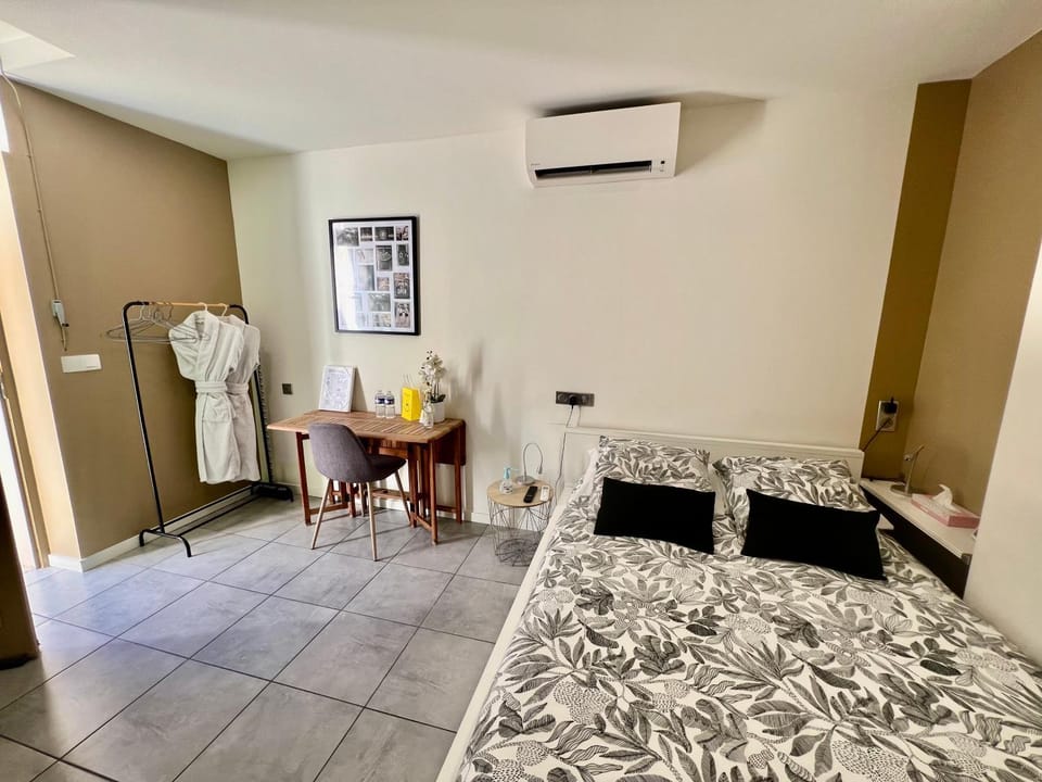 Studette de 17m2 avec parking privé gratuit Climatisation et petite cuisine Bed and Breakfast in Menton