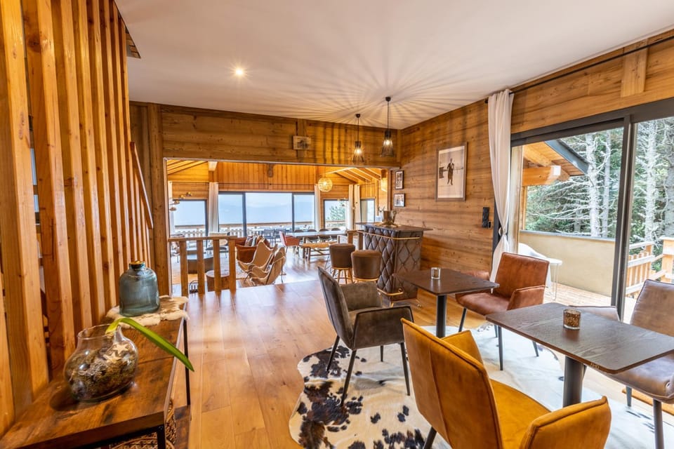 Chalet Luxe spacieux, Piscine chauffée, vue lac et montagnes, proximité immédiate pistes Chalet in Catalonia